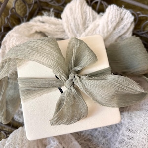 Nastro di seta tinto a mano verde – Nastro di seta stropicciato con bordi morbidi strappati per inviti di nozze, confezioni regalo, styling, decorazioni piatte