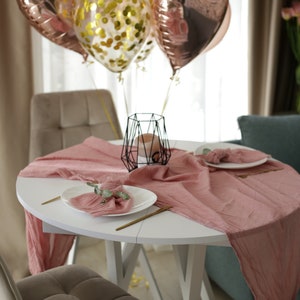 Caminho de mesa de algodão tingido à mão: decoração de casamento em rosa empoeirado