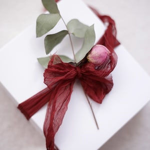 Nastro di seta tinto a mano – Seta stropicciata con bordi grezzi per inviti di nozze, confezioni regalo e decorazioni.