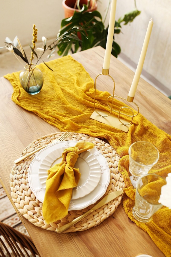 Senfgelber Tischläufer aus reiner Baumwollgaze, handgefärbtes Musselintuch Hochzeit Tischdekoration Boho Rustikale Tischdecke für Events oder Fotoshooting
