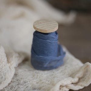 Handgefärbtes Crinkle Seidenband: Taubes Blau, offener Rand