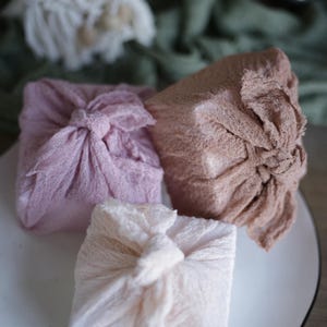 Tela Furoshiki teñida a mano: papel de regalo de gasa reutilizable
