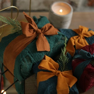 Confezione regalo natalizia / Panno Furoshiki tinto a mano / Avvolgimento in tessuto di garza / Panno da imballaggio Furishiki / Natale Scandi / Scarti di tessuto
