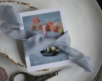 Staubblaues Seidenband, Handgefärbtes Band mit rohem Rand für Hochzeitssträuße, Einladungen Dekorationsband, Fine Art Fotografie Styling