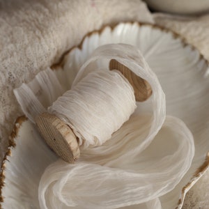 Ruban de soie teint à la main / Soie froissée / Ruban déchiré à la main / Ruban de soie ivoire / Décor blanc cassé image 1
