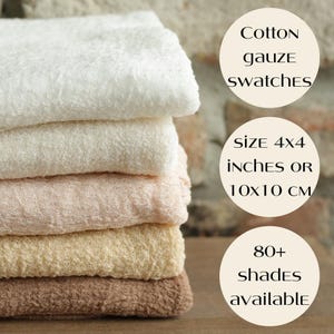 Puede incluir: Una pila de muestras de tela de gasa de algodón en varios colores neutros, incluyendo blanco, crema, rosa, amarillo y marrón. Las muestras miden 10x10 cm. El texto en la imagen dice "Cotton gauze swatches", "SIZE 4X4 inches or 10X10 CM", y "80+ shades available."