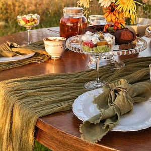 Grüner Gaze Tischläufer und Baumwoll-Servietten Set, Hochzeit Tischwäsche, Käsetuch Läufer, Rustikale Tischdekoration