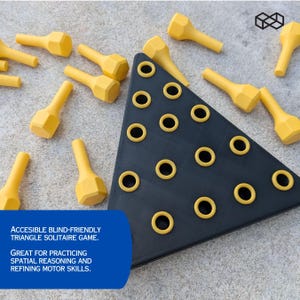Könnte beinhalten: Ein schwarzes Dreieck-Solitärspiel mit gelben Stiften und gelben Ringlöchern. Das Spiel ist barrierefrei gestaltet und eignet sich hervorragend zum Üben von räumlichem Denken und zur Verfeinerung der motorischen Fähigkeiten. Das Spiel enthält den Text: ACCESSIBLE BLIND-FRIENDLY TRIANGLE SOLITAIRE GAME.