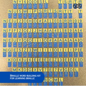 Peut inclure: Un kit de construction de mots en braille avec des tuiles jaunes et bleues. Chaque tuile comporte une lettre ou un chiffre et les points braille correspondants. Le kit comprend le texte "BRAILLE WORD BUILDING KIT FOR LEARNING BRAILLE".