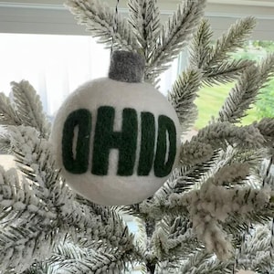 Ohio University: wit ornament met OHIO-logo en pootafdruk