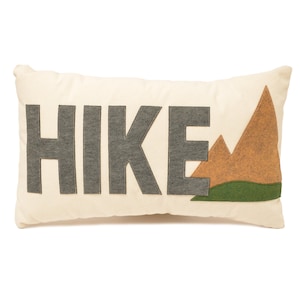 Almohada lumbar Hike de 14 x 21 pulgadas con diseño de montaña de verano