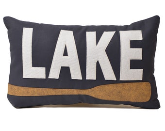 14x21" Lake house pillow with oar, navy + white