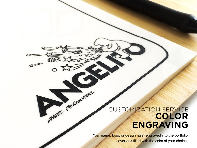 Puede incluir: Una cubierta de portafolio blanca con una ilustraci&oacute;n en blanco y negro de un personaje de dibujos animados con el texto "ANGELICO" y "ANGEL FERNANDEZ" debajo. El texto "CUSTOMIZATION SERVICE COLOR ENGRAVING" est&aacute; impreso debajo de la ilustraci&oacute;n. El texto "Your name, logo, or design laser engraved into the portfolio cover and filled with the color of your choice." est&aacute; impreso debajo del texto.