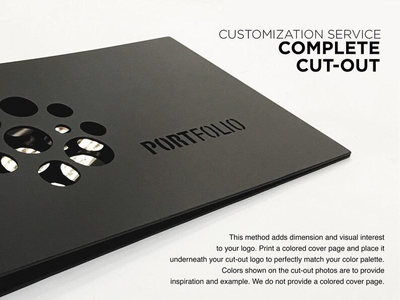 K&ouml;nnte beinhalten: Schwarzer Portfolio-Umschlag mit einem Ausschnitt in Form einer Gruppe von Kreisen. Der Text "PORTFOLIO" ist aus dem Umschlag ausgeschnitten. Der Text "CUSTOMIZATION SERVICE COMPLETE CUT-OUT" ist in Wei&szlig; auf schwarzem Hintergrund gedruckt.