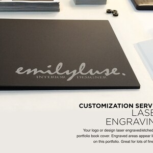 K&ouml;nnte beinhalten: Ein schwarzes Portfolio mit dem Text "emilyluse. INTERIOR DESIGNER" in Silber graviert. Der Text "CUSTOMIZATION SERVICE LASER ENGRAVING" ist in Wei&szlig; unter dem Portfolio gedruckt. Der Text "Your logo or design laser engraved/etched into the portfolio book cover. Engraved areas appear light grey on this portfolio. Great for lots of fine details!" ist in Schwarz unter dem Text "LASER ENGRAVING" gedruckt.