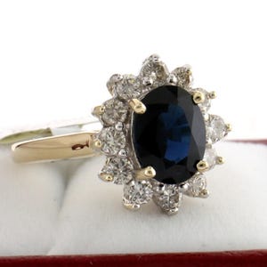 Anillo de compromiso vintage para mujer en oro de 14 quilates con zafiro azul ovalado y halo de diamantes champán brillante, talla 7