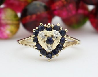 Vintage 10 Karat Gelbgold Damen Herzförmiger Versprechen Ring Set mit runden natürlichen Saphiren und Diamanten Größe 7 Nachlass Schmuck im Angebot!