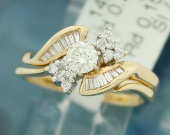 0,65 Karat Rund & Baguetteschliff Diamant Verlobungsring mit passendem Diamant Ehering aus 14 Karat gelb hier in USA!
