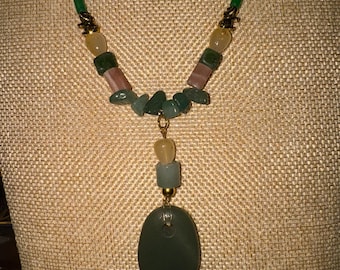 Conjunto de colar e brincos com elefantes em aventurina verde e dourado