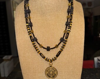 Colar Nuvem de Coral Preto e Dourado