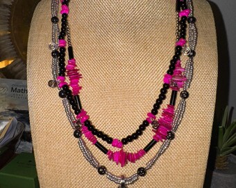 Conjunto de colares com estrelas e espirais