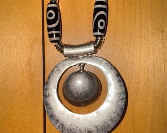 Encanto Africano — Colar com Pingente Prateado