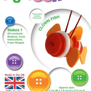 Può includere: Un kit di artigianato per realizzare un pesce pagliaccio usando bottoni, corda e forme di schiuma. Il kit crea un pesce pagliaccio ed è classificato come di difficoltà media. Il pesce pagliaccio finito misura circa 5 cm di larghezza per 3,5 cm di altezza per 5,5 cm di profondità.