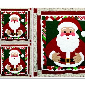 Op de afbeelding: Set van vier rode, groene en witte gestikte placemats met een kerstmanontwerp. Elke placemat heeft een witte rand met een herhalend patroon van kleine rode en witte vierkanten.