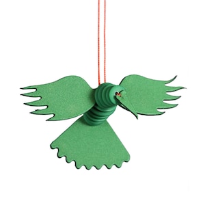 Può includere: Ciondolo a forma di colibrì in feltro verde con un filo rosso per appenderlo.
