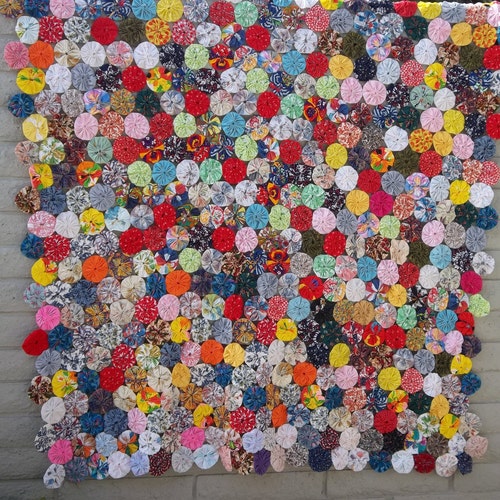 Vintage Quilt 1960s 1970s Yo Yo Quilt Wall hanging Willy Wonka Beautiful American Folk shops Art Multicolors
