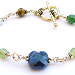 Puede incluir: Juego de tres tazas de cer&aacute;mica con acabado mate moteado. Las tazas son grises, blancas y negras. Dise&ntilde;o sencillo y moderno, ideal para caf&eacute; o t&eacute;.