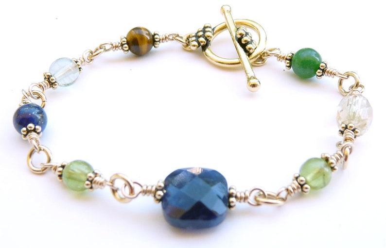 Puede incluir: Juego de tres tazas de cer&aacute;mica con acabado mate moteado. Las tazas son grises, blancas y negras. Dise&ntilde;o sencillo y moderno, ideal para caf&eacute; o t&eacute;.