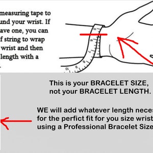 Puede incluir: Imagen que muestra c&oacute;mo medir el tama&ntilde;o de la mu&ntilde;eca para pulseras. Incluye un diagrama de una mano con una cinta m&eacute;trica y un calibrador de pulsera negro. El texto explica c&oacute;mo medir y que el tama&ntilde;o no es la longitud de la pulsera.