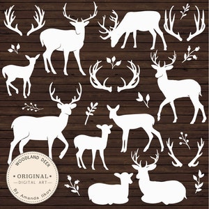K&ouml;nnte beinhalten: Ein Set aus wei&szlig;en Silhouetten von Hirschen und Geweihen auf braunem Holzgrund. Die Hirsche sind in verschiedenen Posen, darunter stehend, laufend und liegend. Die Geweihe sind in verschiedenen Gr&ouml;&szlig;en und Formen. Der Text "Woodland Deer - Original - Digital Art - By Amanda Ilkov" befindet sich am unteren Rand des Bildes.