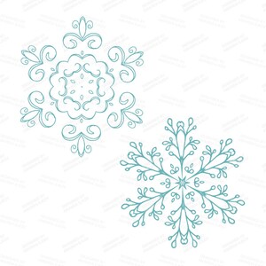 K&ouml;nnte beinhalten: Zwei blaue Schneeflocken-Designs, eines mit einem filigraneren, floralen Muster und das andere mit einem einfacheren, geometrischen Muster.