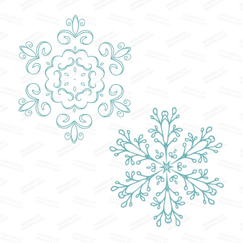 K&ouml;nnte beinhalten: Zwei blaue Schneeflocken-Designs, eines mit einem filigraneren, floralen Muster und das andere mit einem einfacheren, geometrischen Muster.