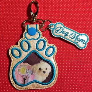 足跡写真フォブと犬のママのチャーム、刺繍デザイン。SVG 付き。クラフトフェア、ギフト