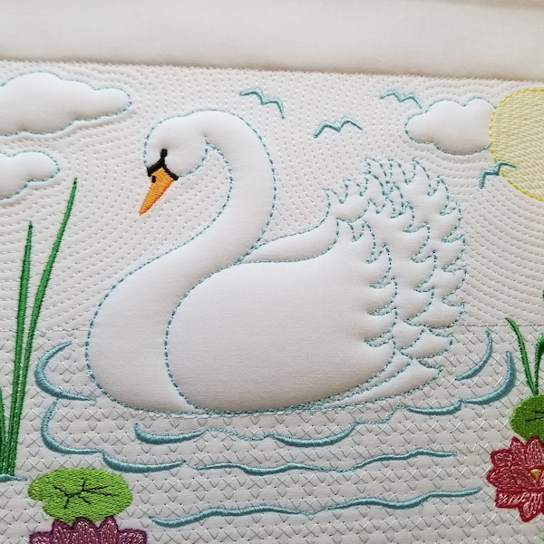 Design de broderie Trapunto du Lac des Cygnes.  Housse d’oreiller tote puffy design