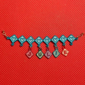 Dijes de letras FSL y diseños de bordados de pulseras. Archivos BX incluidos. Pequeños colgantes de encaje independientes con letras de 18 mm