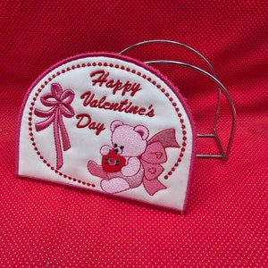 Disegno di ricamo della copertura del portatovagliolo di buon San Valentino. 5x7 nel design del cerchio