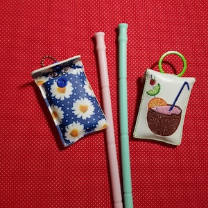Può includere: Tre cannucce riutilizzabili colorate con una pochette a fantasia floreale e una pochette con un'immagine ricamata di una bevanda tropicale.