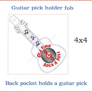 Puede incluir: Un llavero blanco en forma de guitarra con un diseño rojo y azul. La guitarra tiene un disco negro y blanco con una clave de sol en él. El texto "Old Time Rock N Roll" está escrito en el disco. El llavero mide 4x4 pulgadas.