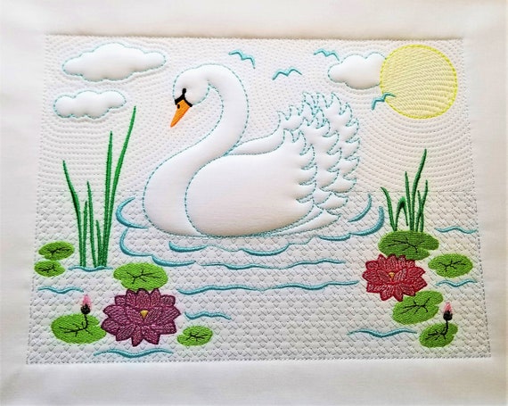 フレンチ刺繍の団扇 松柏と二羽の鶴が生き生きと描かれています。 白鳥の湖のトラプント刺繍デザイン。7x9-1/2インチの枕キルトトート