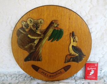 Vintage kitsch Melbourne souvenir hand painted wooden round wall hanging kookaburra koalas boomerang 1960s Australiana gem