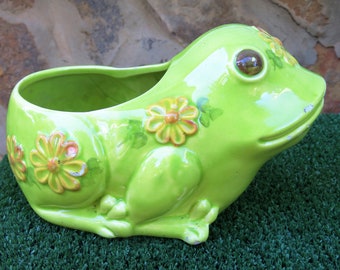 Adorable vintage 1960's green frog and daisies planter hand painted in Brazil with drainage hole floral cutie Weiss
