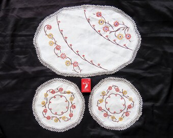 Pretty vintage set of daisy embroidery linens - so sweet! Retro linen home loveliness flowers