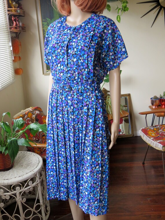 Dress Blue Half-Sleeve Knee-Length 80s Shift-Dress 1980s Teal-Blue Patterned Vintage Bibbed-Chest Pleated-Sleeve