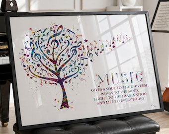 Op de afbeelding: Een ingelijste kunstafdruk met een aquarelboom bestaande uit muzieknoten en symbolen. Het woord "MUSIC" wordt weergegeven met de quote "Geeft een ziel aan het universum, vleugels aan de geest, vlucht aan de verbeelding en leven aan alles."