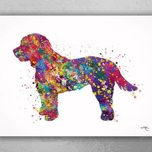 Puede incluir: Una pintura acuarela colorida de un perro. El perro es de color marrón claro con salpicaduras de pintura rosa, azul, verde, amarillo y morado. El perro está de pie sobre un fondo blanco.