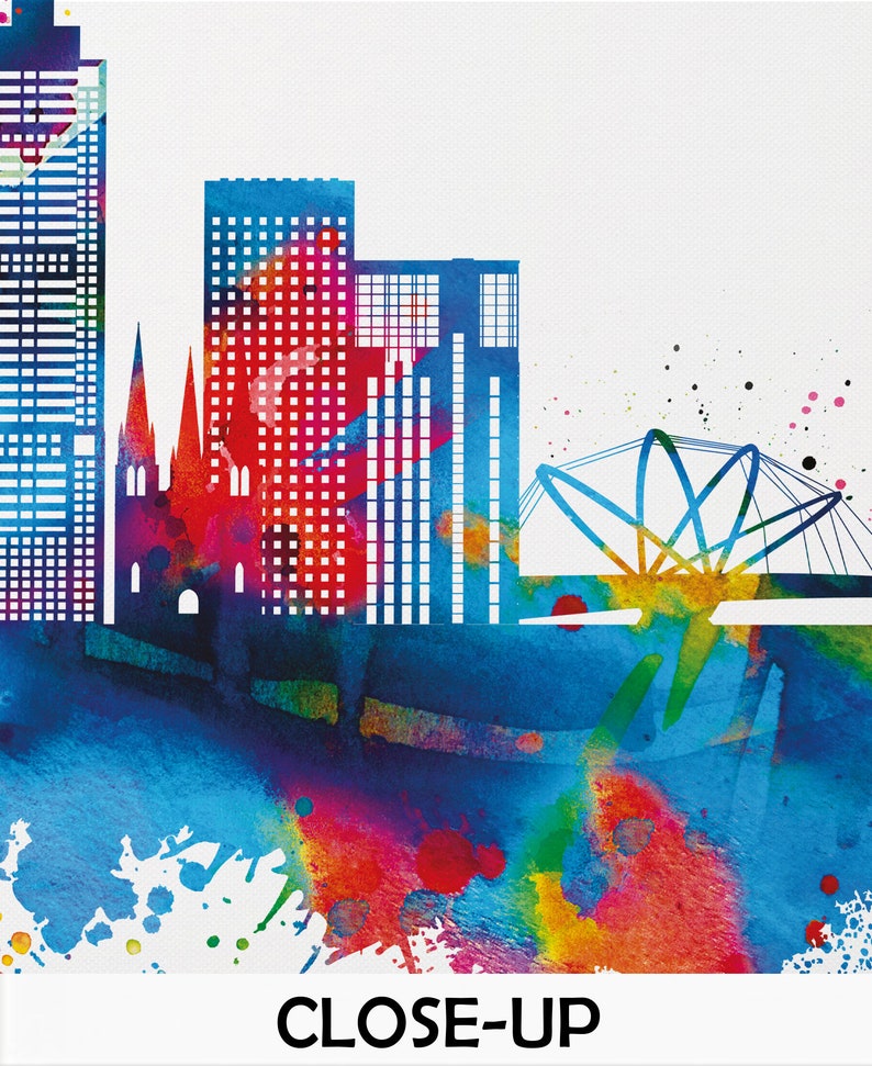 Może przedstawiać: Kolorowy obraz akwarelowy przedstawiający panoramę miasta z budynkami i mostem. Grafika wykorzystuje żywą paletę niebieskiego, czerwonego i ż&oacute;łtego, z napisem "CLOSE-UP" na dole.